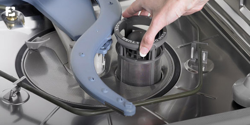 تمیز کردن فیلترها برای رفع بوی بد ظرفشویی