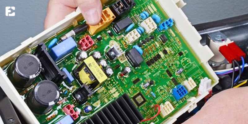 مشکل برد اصلی از دلایل قفل نشدن درب ماشین لباسشویی