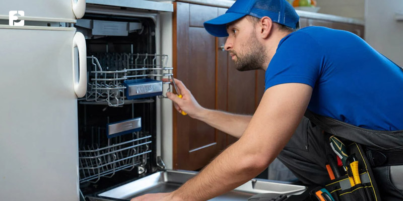 تعمیر توسط تکنسین برای رفع بوی بد ظرفشویی