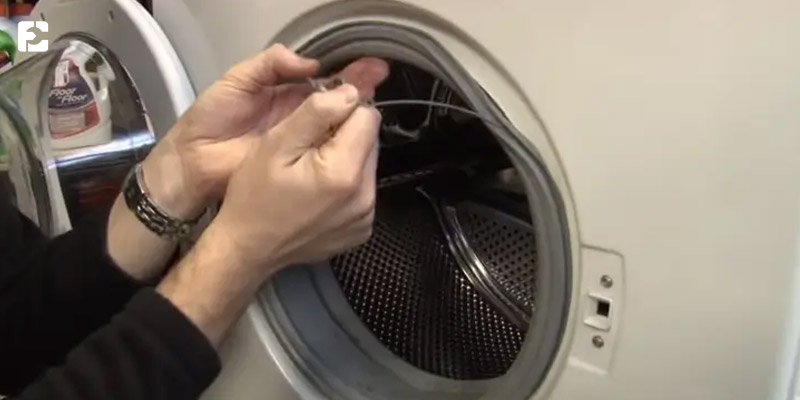 بررسی لاستیک دور درب از دلایل بسته نشدن درب ماشین لباسشویی