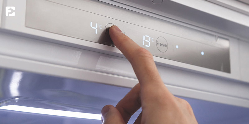 بررسی دمای یخچال برای تشخیص روغن ریزی یخچال