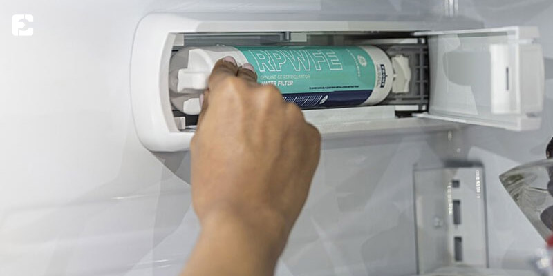 نحوه تعویض فیلتر یخچال توسط تکنسین